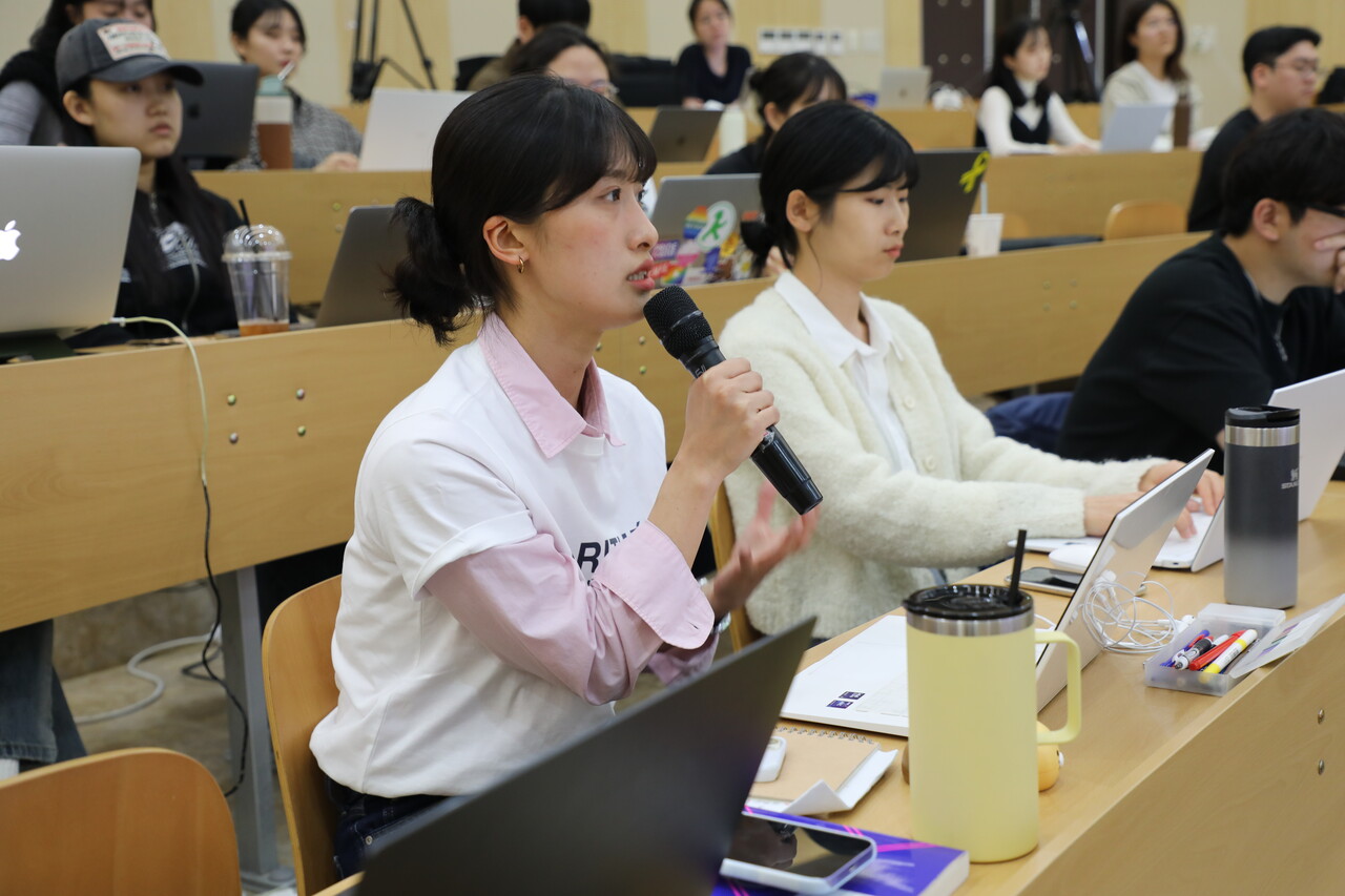 강연에 이어진 질의답변 시간에 강민정 세명대 저널리즘대학원생이 질문하고 있다. 전예나 기자