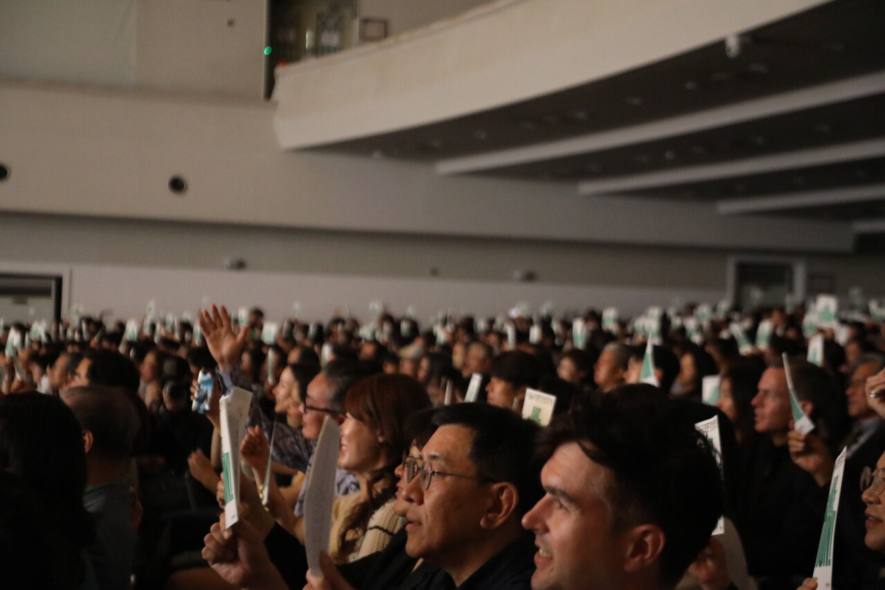 영화제 개막식 참가자들이 안내 인쇄물을 손에 들고 “액션, 액션, 액션”을 외치고 있다. 이은별 기자