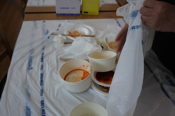 제천의 한 장례식장 접객실에서 식사 후 남은 일회용품을 직원이 비닐 식탁보에 모아 정리하고 있다. 이렇게 모인 일회용품은 모두 일반 쓰레기로 버려진다. 양진국 PD