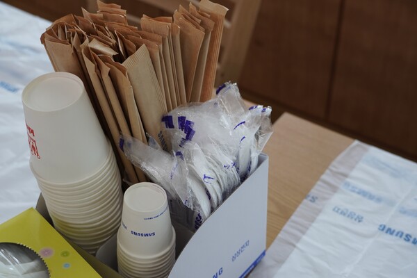 지난 4월 제천의 한 전문장례식장 접객실 식탁에 기업 로고가 인쇄된 일회용 종이컵, 수저, 식탁보, 티슈 등이 준비되어 있다. 양진국 PD