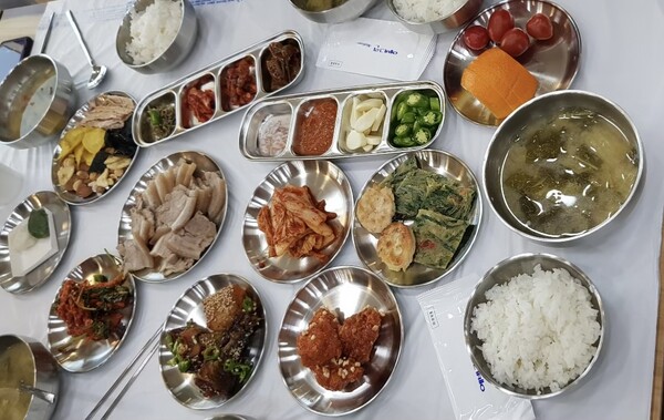 경남 김해시의 여러 장례식장은 다회용기 서비스업체 온새미로가 대여한 스테인레스 그릇을 사용해 일회용품을 줄이고 고객 만족도를 높이고 있다. 김해시민장례식장 제공