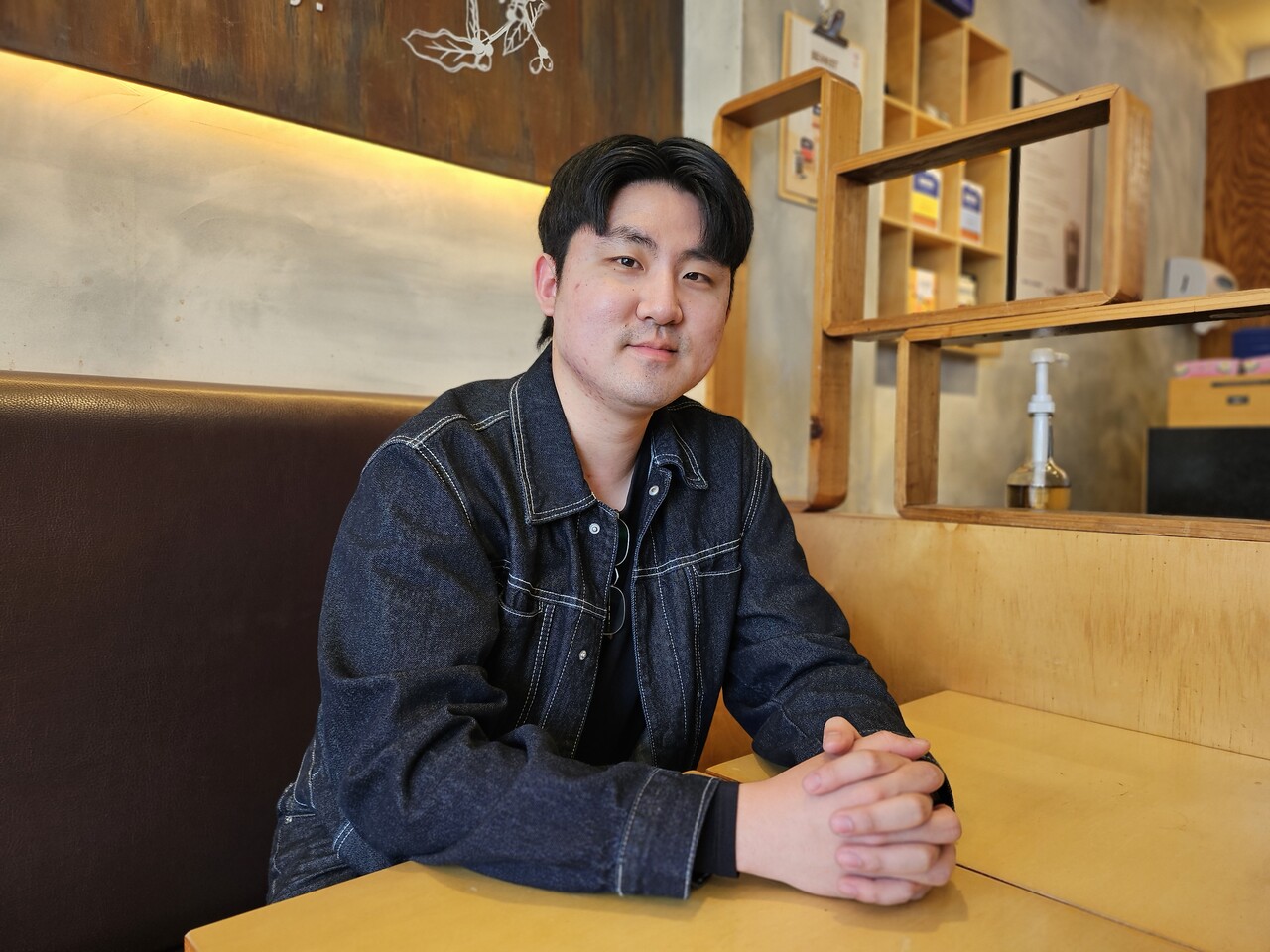 박정우 기자가 서울 쌍림동 일요서울 사옥 인근 카페에서 단비뉴스와 인터뷰하고 있다. 박현석 기자