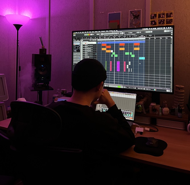박정우 기자가 홍대 근처에 있는 음악 작업실에서 작곡 프로그램을 이용하여 노래를 만들고 있다. 박현석 기자