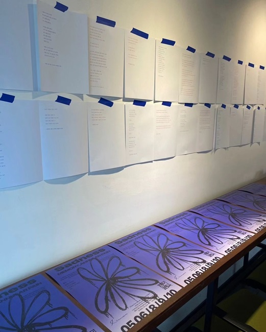 지난해 5월 6~10일 서울신학대 근처의 한 카페에서 ‘슬픈,기억,환상통’이라는 주제로 기부글 전시회가 열렸다. 벽에는 박정우 기자를 비롯해 함께 참여한 아티스트의 글이 붙여져 있다. 박정우 기자 제공