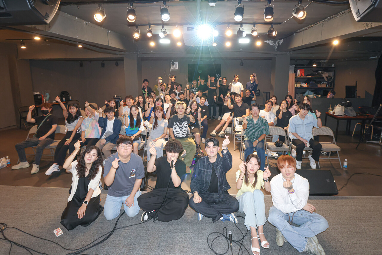 박정우 기자가 지난해 8월 홍대에서 열린 단독 공연을 마치고 관객들과 함께 포즈를 취하고 있다. 박정우 기자 제공