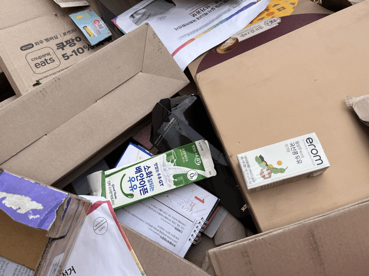 서울시 마포구의 마포태영 제2차 아파트 분리수거장의 종이류 수거함에 포장용 상자와 종이팩 등이 뒤섞여 있다. 이은별 기자