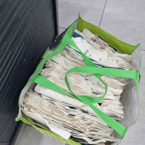 경남 창원의 강혜주 씨가 아파트와 카페 등에서 수거한 종이팩을 직접 씻고 말리고 잘라 정리하고 있다. 강혜주 제공