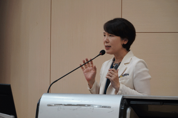 세명대 저널리즘대학원 제정임, 심석태 교수가 예비언론인캠프에서 강의를 하고 있다. 양진국 PD