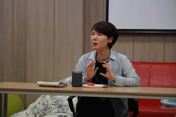 분반 대화 시간에 교수진이 참가자들의 질문에 답하고 있다. 양진국 PD