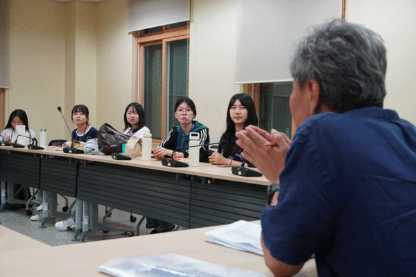 예비언론인캠프 참가자들이 ‘분반 대화’ 시간에 담당 교수와 대화하고 있다. 양진국 PD