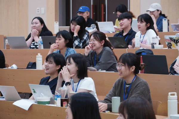예비언론인캠프 참가자들이 강의를 듣고 있다. 양진국 PD