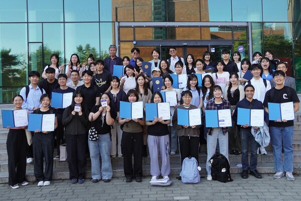 캠프의 모든 일정이 끝나고 참가자들이 기념사진을 찍고 있다. 양진국 PD