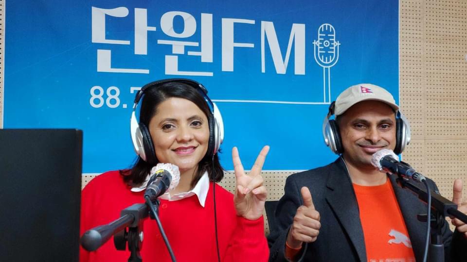 네팔인 DJ 하리 씨(오른쪽)와 카말라 씨(왼쪽)가 안산 지역 공동체 라디오, ‘단원FM’에서 포즈를 취하고 있다. 하리 씨 제공