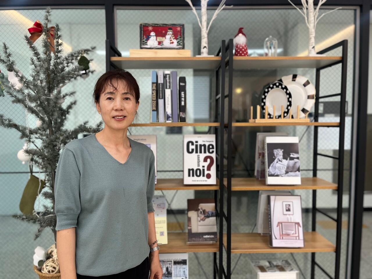 지난 6월 15일 경기도 안산시 단원구 신길작은도서관에서 단원FM 중국어 프로그램을 이끄는 전미란 씨가 포즈를 취했다. 전 씨는 일주일 가운데 하루를 내어 도서관 사서 업무를 맡는 자원봉사 활동도 하고 있다. 이은지 기자 