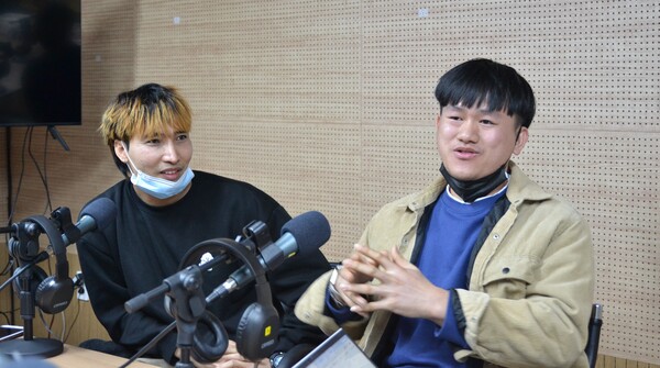 지난 3월 23일 단원FM에서 캄보디아 DJ 살리 씨(왼쪽)와 쏘쿠어 씨(오른쪽)가 단비뉴스와 인터뷰하고 있다. 김지영 기자