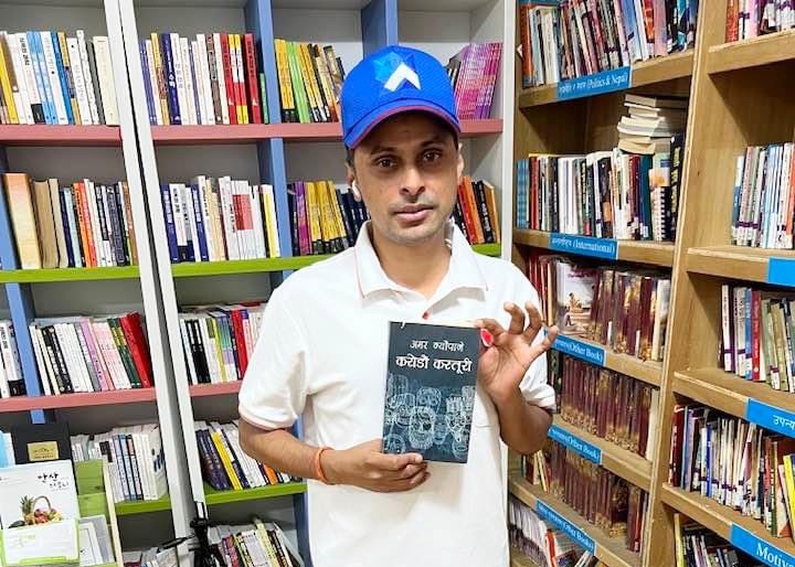 단원FM 네팔 DJ 하리 씨가 네팔인 커뮤니티, '네팔도서관'에서 책을 들어 보이고 있다. 하리 씨 제공