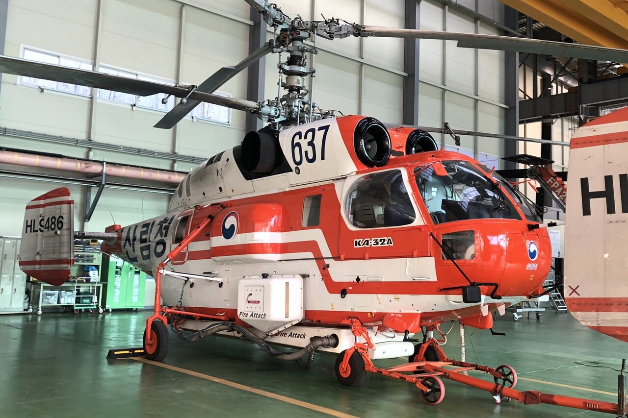 강원 원주에 있는 산림항공본부에서 촬영한 러시아산 헬기 KA-32. 산림청은 3000L의 물을 담을 수 있는 KA-32 헬기를 29대 보유하고 있다. 꼬리 날개인 ‘테일 로터’(Tail rotor)가 없어 협소한 지형에도 접근할 수 있는 KA-32는 산불 진화에 유리한 헬기로 꼽힌다. 김다연 기자
