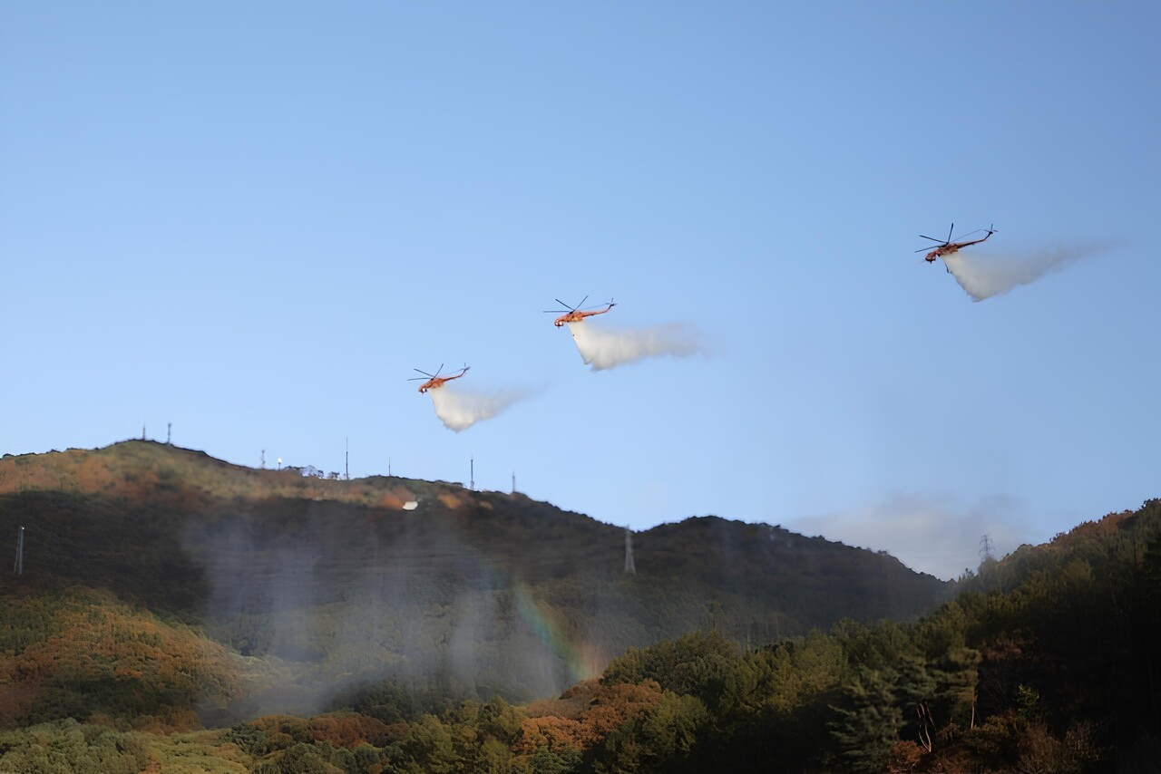 지난해 충북 음성군 가섭산 일대에서 실시한 ‘2023년 산불합동진화 시범훈련’ 현장. 산림 헬기가 물을 투하하고 있다. 최은주 기자