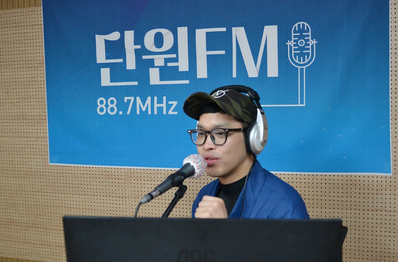 지난 3월 21일 경기도 안산시 원곡동에 있는 단원FM 사무실에서 시민 DJ인 이승준 씨가 자신이 진행하는 ‘노래가 필요할 때’라는 제목의 방송을 녹음하고 있다. 이은지 기자