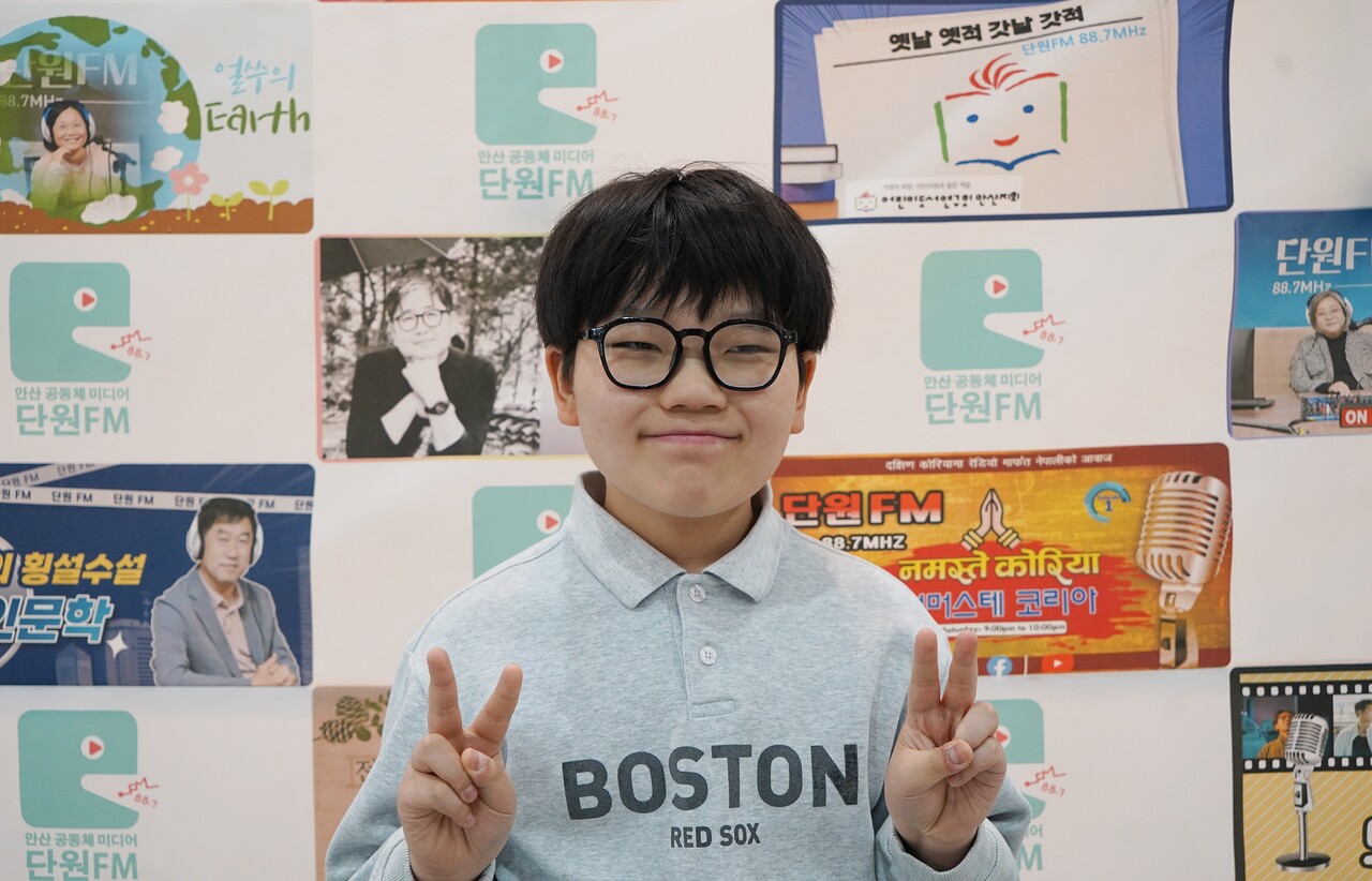 지난 3월 30일 단원FM 개국식이 열린 단원구청에서 ‘토이스토리’라는 이름의 방송을 이끄는 단원FM 최연소 시민 DJ인 이태희 군이 포즈를 취하고 있다. 이은지 기자