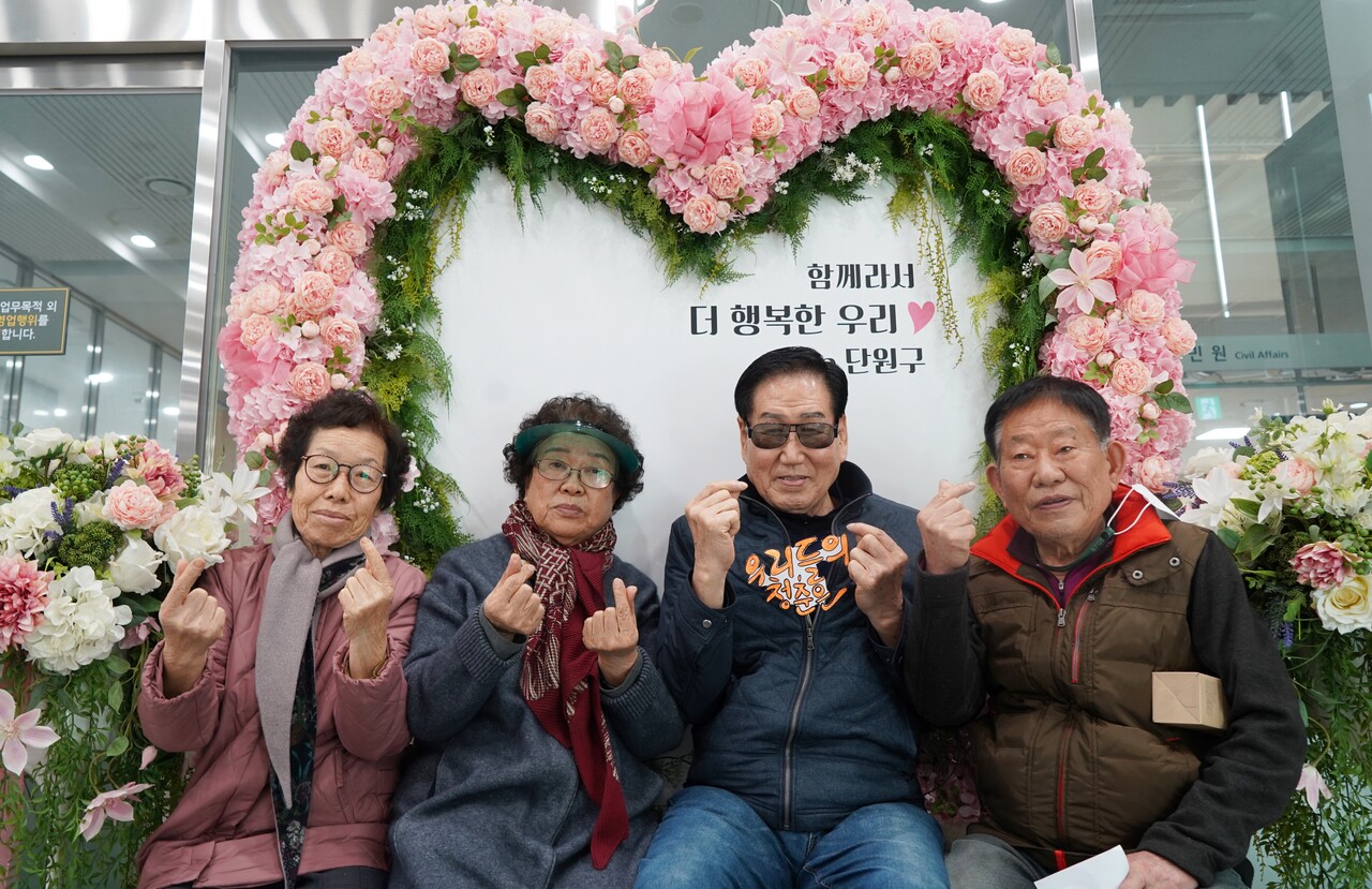 지난 3월 30일 단원FM 개국식이 열린 단원구청에서 ‘우리들의 청춘은’ 방송을 진행하는 시민 DJ들이 기념 촬영을 하고 있다. 사진 왼쪽부터 안중연, 김정자, 정화영, 윤완선 씨. 이은지 기자