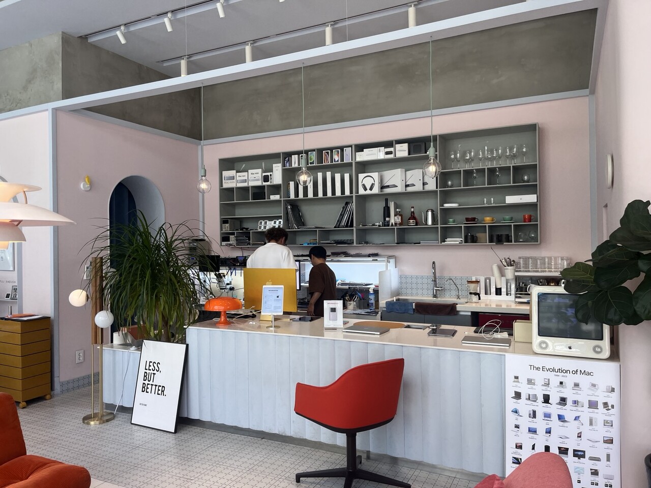 서울 마포구 신수동의 서강잡스에서 김학민 대표(오른쪽)가 제품 수리에 관해 직원과 의견을 나누고 있다. 이은별 기자