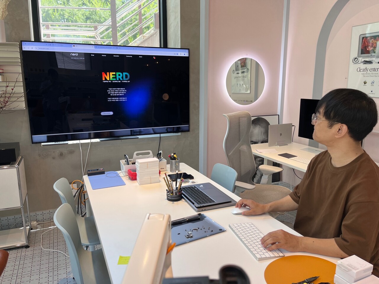서강잡스 김학민 대표가 소비자의 수리권을 알리는 ‘너드’ 홈페이지에 관해 설명하고 있다. 이은별 기자