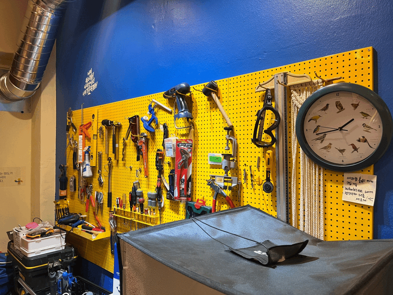 서울 마포구 망원시장 안에 있는 수리상점 곰손에서는 일반인이 활동가의 도움을 받아 전자제품 등의 수리 방법을 배우고 직접 고칠 수 있다. 이은별 기자