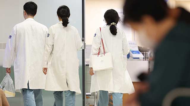 의정갈등이 이어지고 있다. 올해 하반기 전국 병원이 공고한 전공의 모집 규모는 7645명이었지만 지원율은 약 1.3%에 불과했다. KBS뉴스