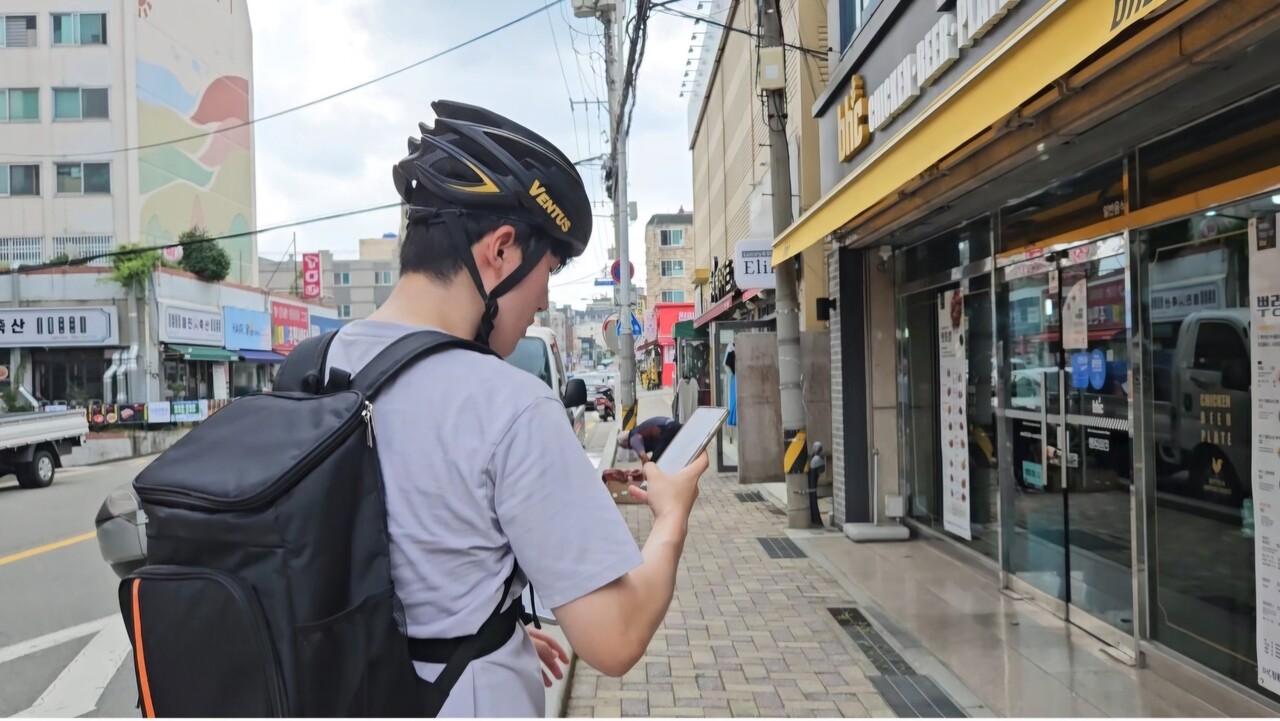 단비뉴스 김민성 기자가 첫 번째 음식을 가게에서 수령한 뒤 배달 앱에서 목적지를 확인하고 있다. 하미래 기자