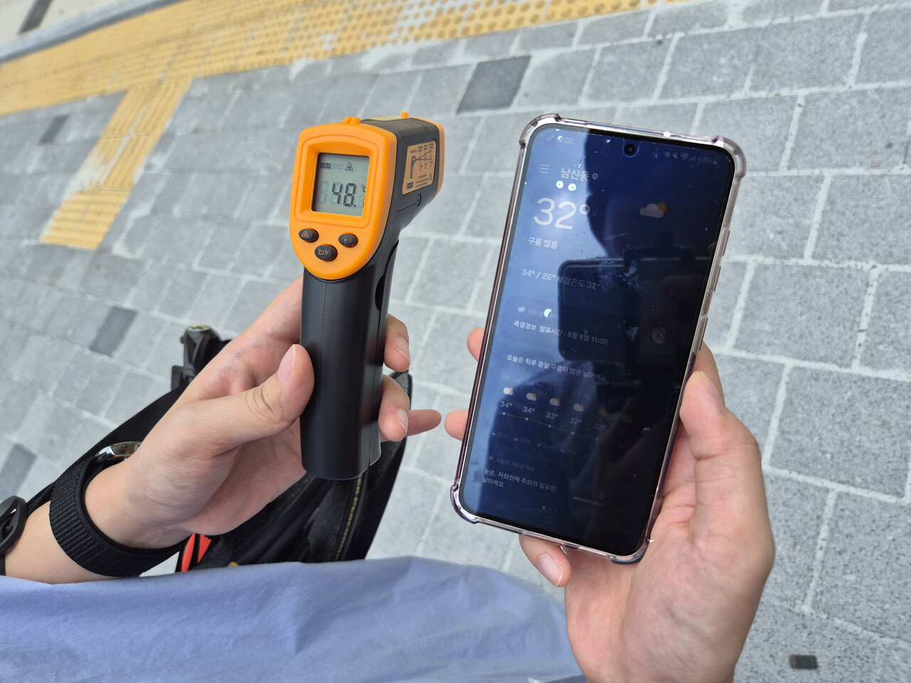 낮 12시 2분쯤 스마트폰의 날씨 앱에서 기온을 확인하니 부산 금정구 남산동은 32도를 기록하고 있었다(오른쪽). 적외선 온도계로 아스팔트 도로 표면 온도를 측정한 결과 48.1도로 나타났다. 김민성 기자
