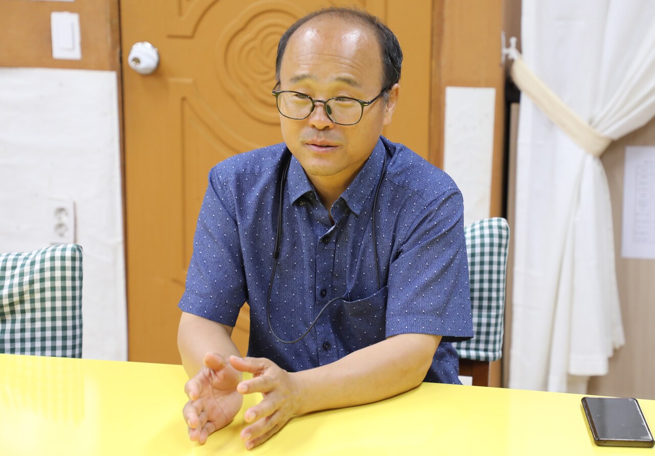 지난 6월 21일, 충북 제천시 송학면에 자리한 로뎀청소년학교 별관에서 김도국 시설관리팀장이 단비뉴스와 인터뷰하고 있다. 곽재화 기자