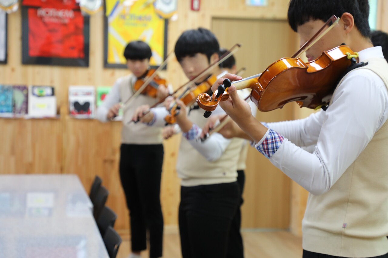로뎀청소년학교 학생들이 음악수업 중 바이올린을 연주하는 모습. 곽재화 기자