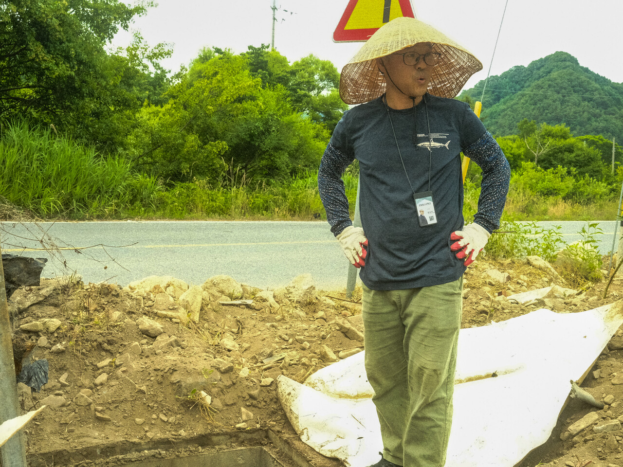 김도국 팀장이 로뎀청소년학교의 수도관을 보수하고 있다. 김현재 기자