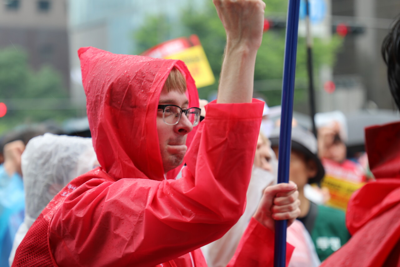 지난 6월 22일, 오스틴 버쇼어 씨가 서울에서 열린 전국노동자대회에 참가했다. 홍성민 기자