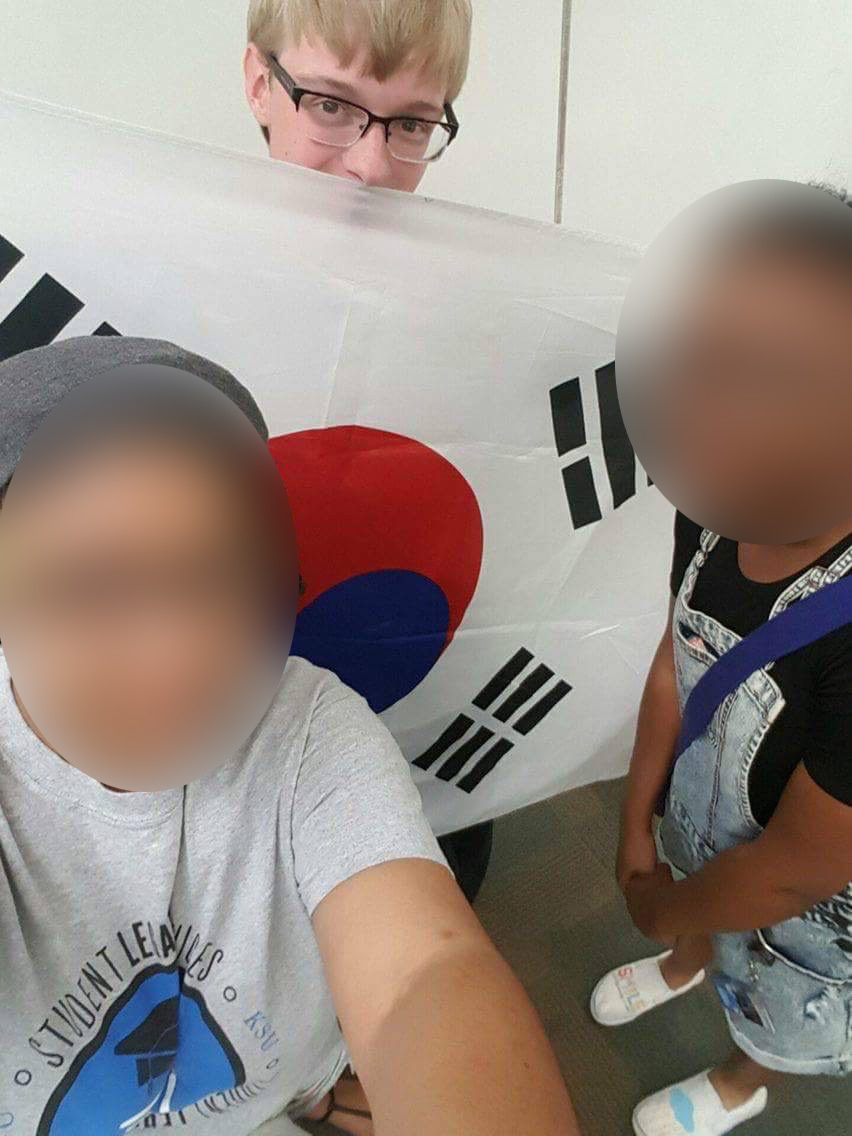 켄트주립대학교 재학 시절, 이 대학 한국 문화 동아리 회장이었던 오스틴이 동아리 회원들과 함께 태극기를 들고 사진을 찍고 있다. 오스틴 제공