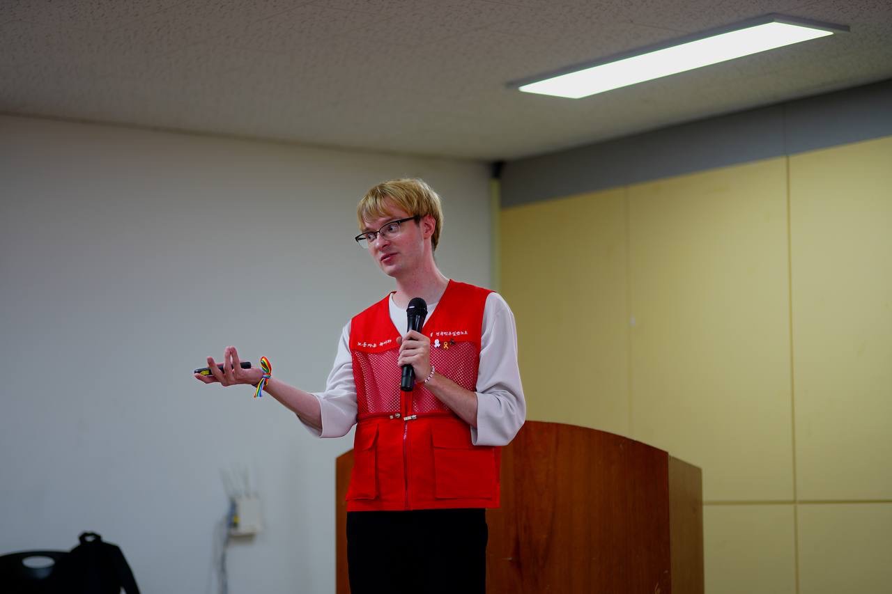 지난 3월, 원어민 강사 노조 충청분회가 이주 노동자들을 대상으로 개최한 ‘Know Your Rights’ (당신의 권리를 알라) 세미나에서 오스틴이 강연하고 있다. 오스틴 제공