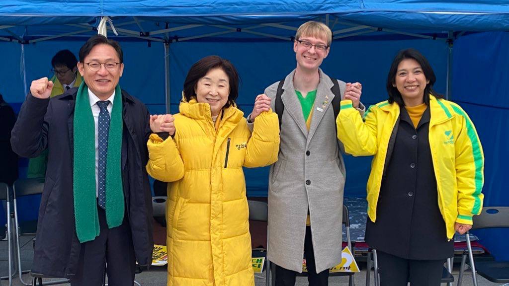 지난 2월 서울역에서 오스틴이 녹색정의당 정치인들과 함께 기념사진을 찍었다. 왼쪽부터 당시 배진교 녹색당 원내대표, 심상정 국회의원, 오스틴, 이자스민 국회의원. 오스틴 제공