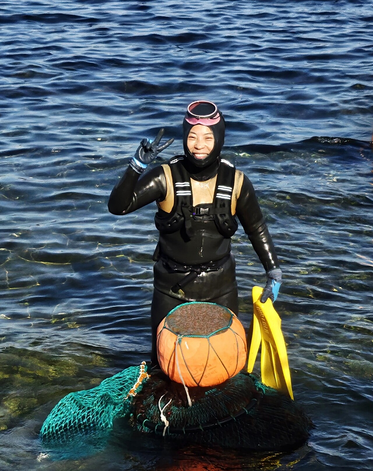 해녀로 일하는 김애경 달그리안 편집장이 우도 바다에서 물질한 후 포즈를 취하고 있다. 김애경 씨 제공