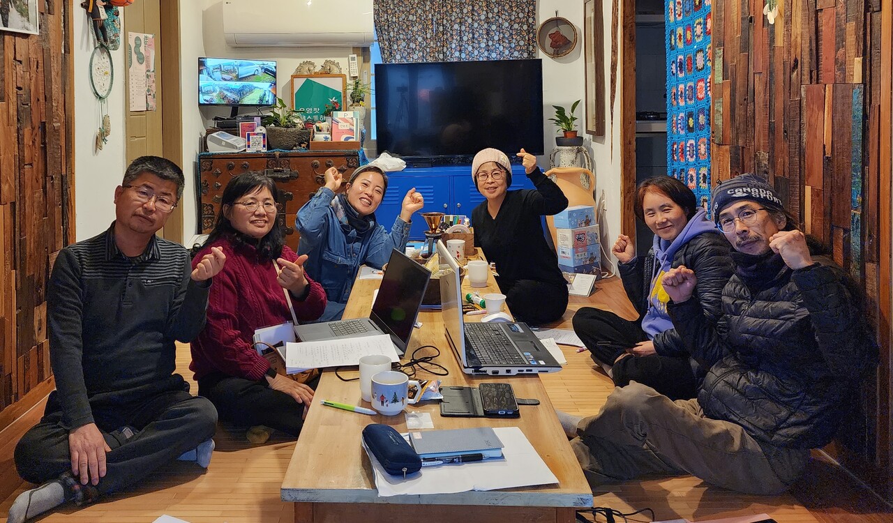 달그리안 기자들이 회의 후 기념 촬영을 하고 있다. 사진 왼쪽부터 김영진, 이승희, 김애경, 강윤희, 송희정, 강계헌 기자. 김애경 씨 제공