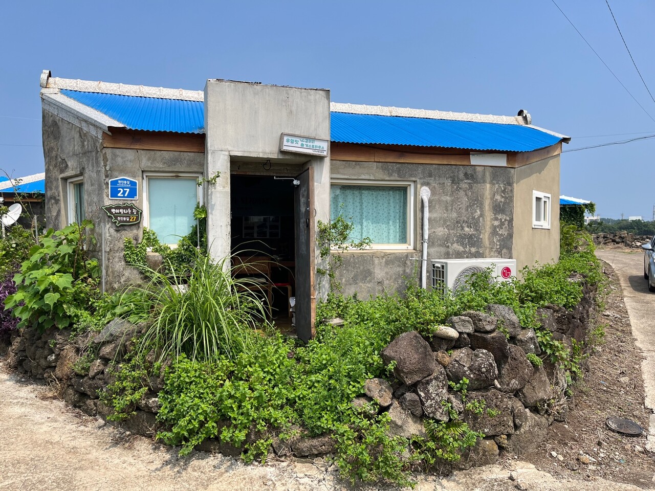 우도에 있는 달그리안의 사무실. 옛 제주집의 바깥채인 5평 남짓한 ‘밖거리’를 개조해 만들었다. 이은지 기자
