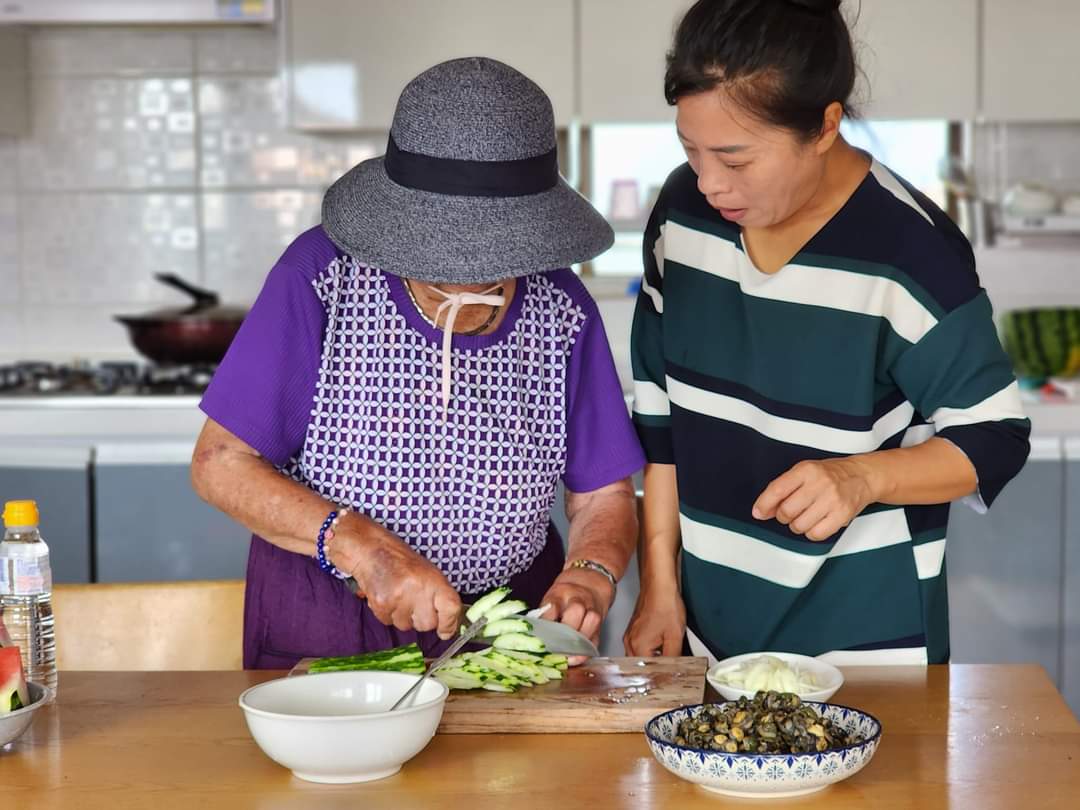 김애경 달그리안 편집장(사진 오른쪽)이 우도 삼춘과 향토 음식을 만들고 있다. 김 편집장은 동네 삼춘들의 제주 음식 만드는 비법과 사연을 취재하는 '우도 밥상'을 연재하고 있다. 김애경 씨 제공