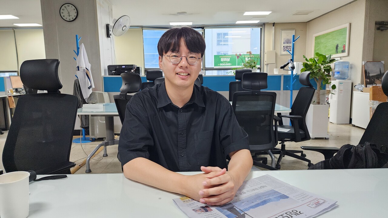 지난 8월 14일 경상남도 창원시에 위치한 경남도민일보 사옥에서 박신 기자가 단비뉴스와 인터뷰하고 있다. 김정현 기자