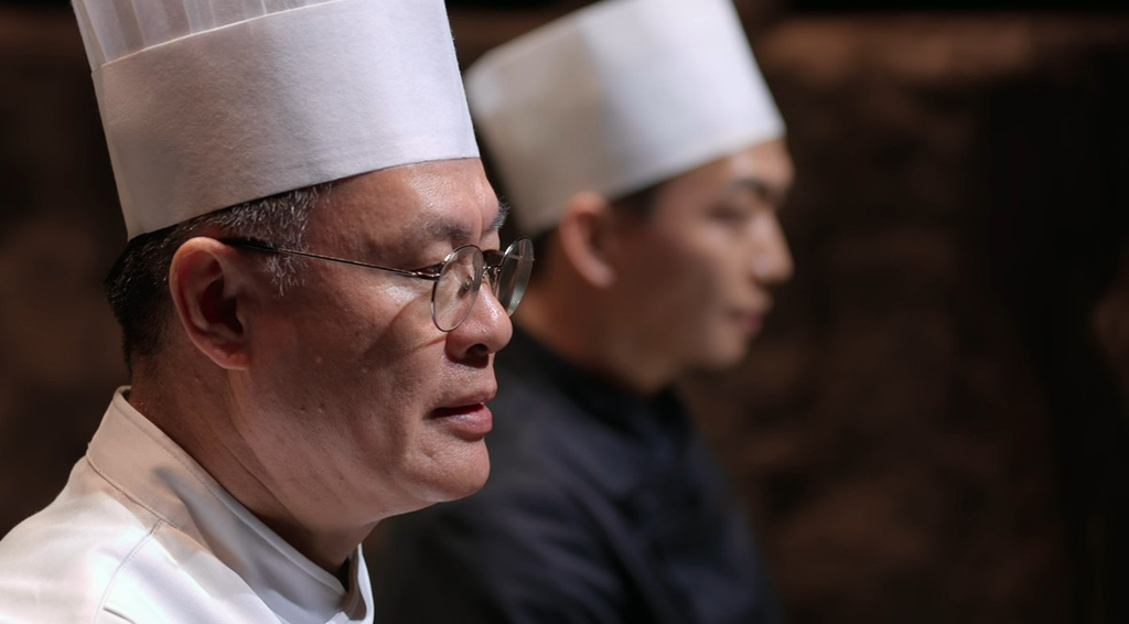 대결 결과를 앞둔 여경래(좌)와 철가방 요리사(우). 출처 넷플릭스 이미지 갈무리