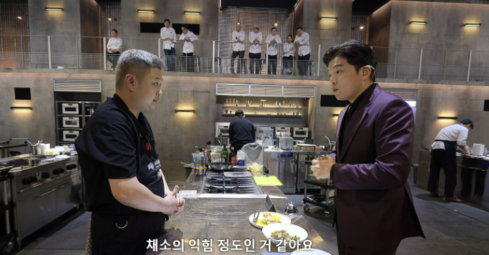 채소의 익힘 정도를 중시한다는 안성재 셰프의 모습. 출처 넷플릭스 이미지 갈무리