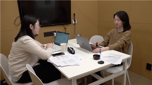 김주형(왼쪽), 최윤정(오른쪽) 기자가 회의를 진행하고 있다. 코트워치 제공