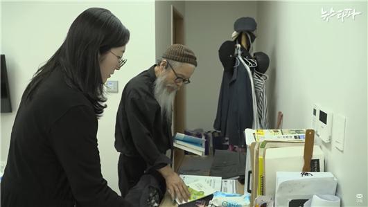 지난해 5월 뉴스타파 펠로우 과정을 밟고 있던 김주형 기자가 고 이예람 중사의 아버지 이주완 씨를 인터뷰하고 있다. 뉴스타파 홈페이지 갈무리