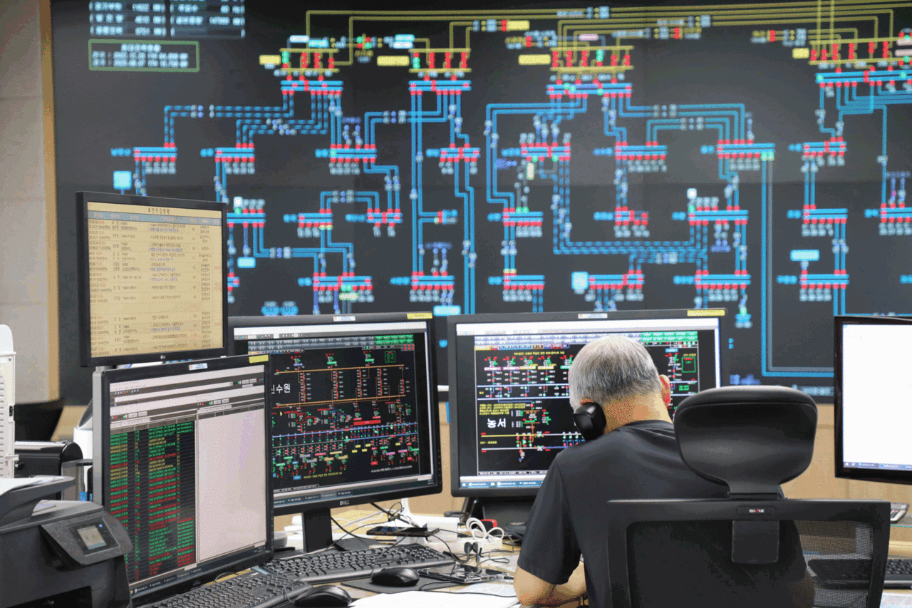 경기도 수원의 한국전력 경기본부 계통운영센터 내부. 직원들이 경기 남부 16개 도시의 전력망 상황을 점검하고 있다. 화면의 노란 선과 파란 선은 각각 765킬로볼트(kV), 345kV 기간송전망을 표시한다. 안소현 기자