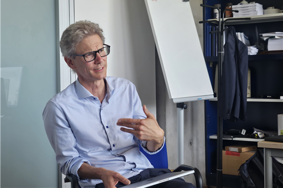 독일의 에너지 전환에 관해 설명하고 있는 모리츠 딜 프라이부르크대 교수. 딜 교수는 독일의 탈원전이 안전성은 물론 경제성을 고려한 선택이기도 하다고 말했다. 박세은 기자