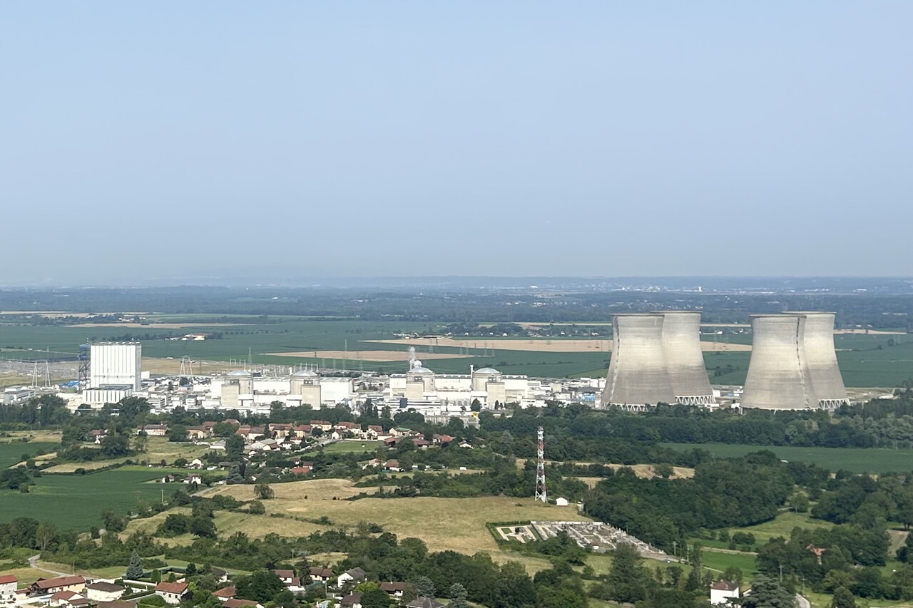 라리나 고대 유적지에서 바라본 뷔제 원전. 오른쪽 커다란 굴뚝 모양의 건물 4개가 냉각탑이고, 가장 왼쪽의 직육면체 모양 흰색 건물이 가동을 중단한 1호기다. 가운데 네 개의 둥근 지붕 구조물이 원자로인데, 증기가 나오는 곳이 4호기다. 가장 가까운 마을은 원전 경계에서 약 300m 거리에 있고, 서쪽으로 35km 떨어진 곳에 인구 약 50만 명의 대도시 리옹이 있다. 조재호 기자